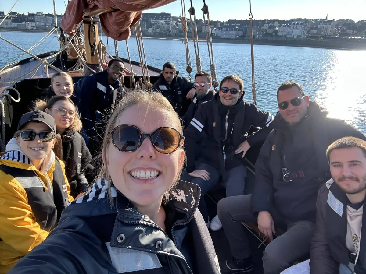 L’équipe HelloSpot réunie sur le pont d’un voilier