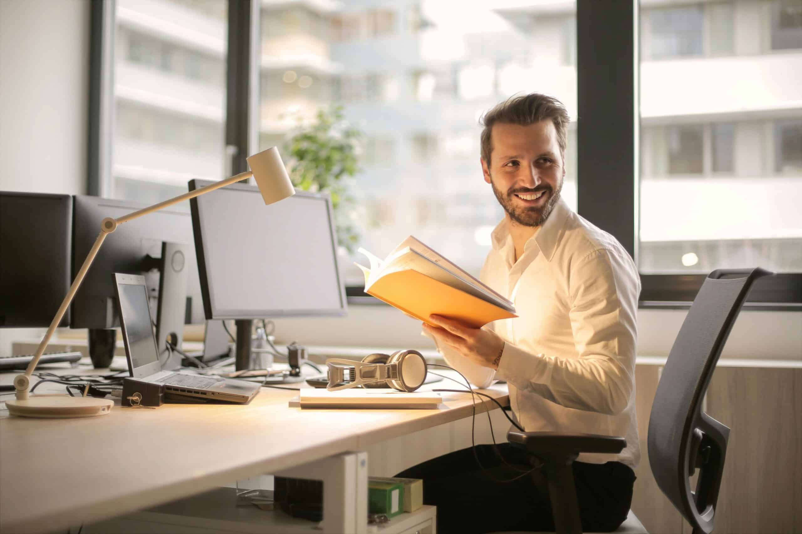 Un agent consulte un document à son bureau