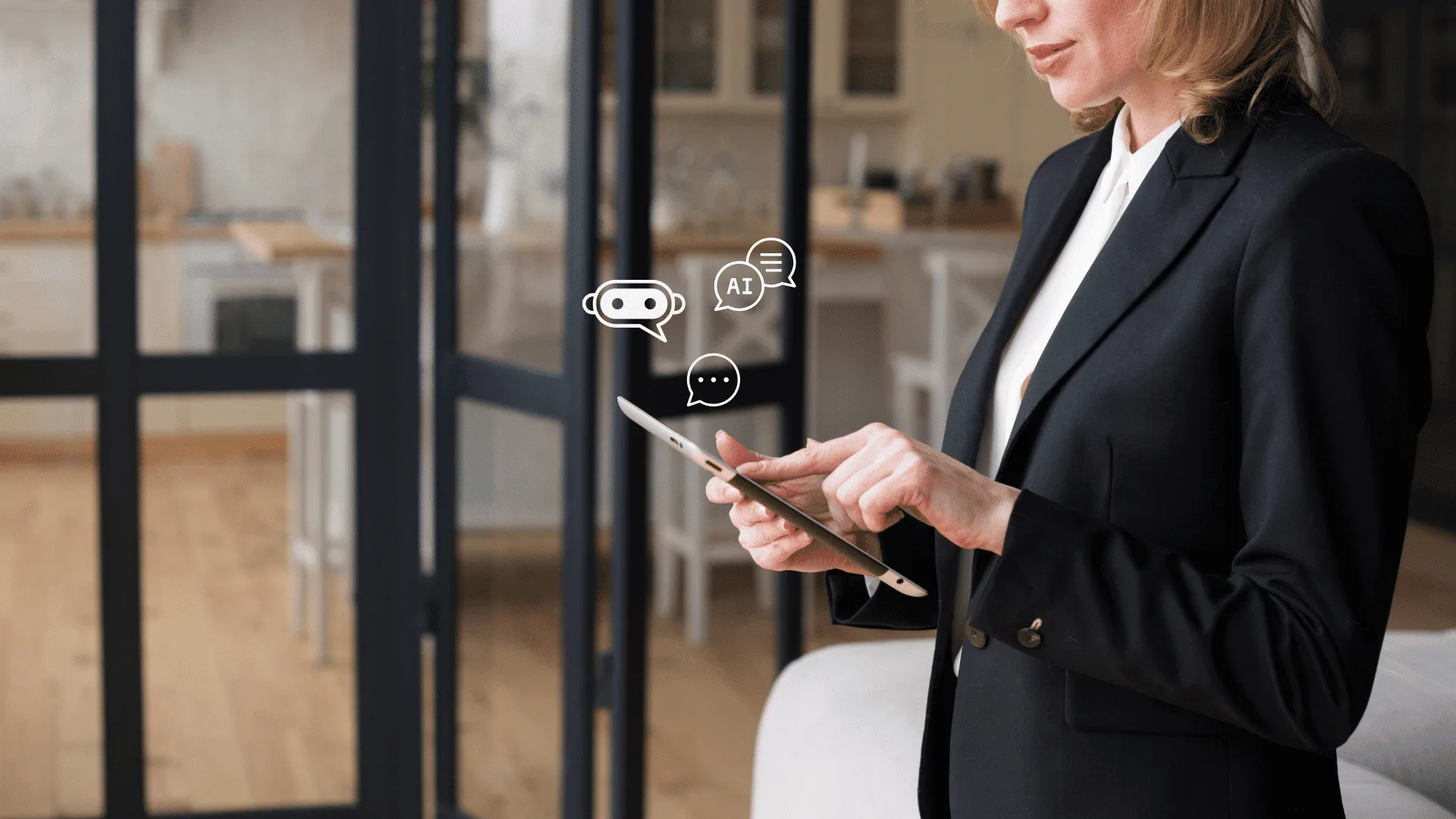 Une usagère pose sa question au chatbot de la mairie depuis son téléphone
