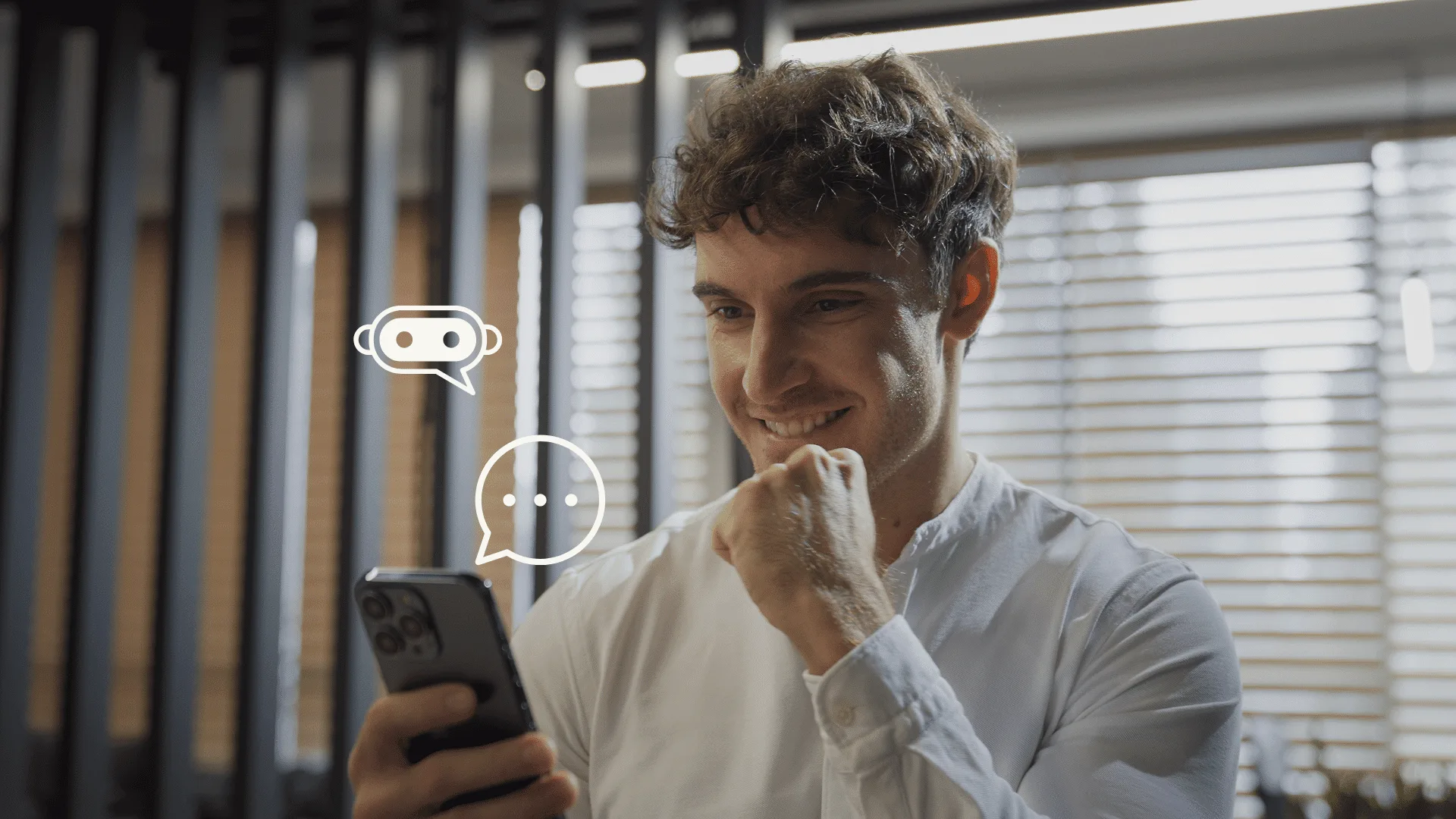 Un citoyen sourit en échangeant avec le chatbot de sa mairie sur son téléphone