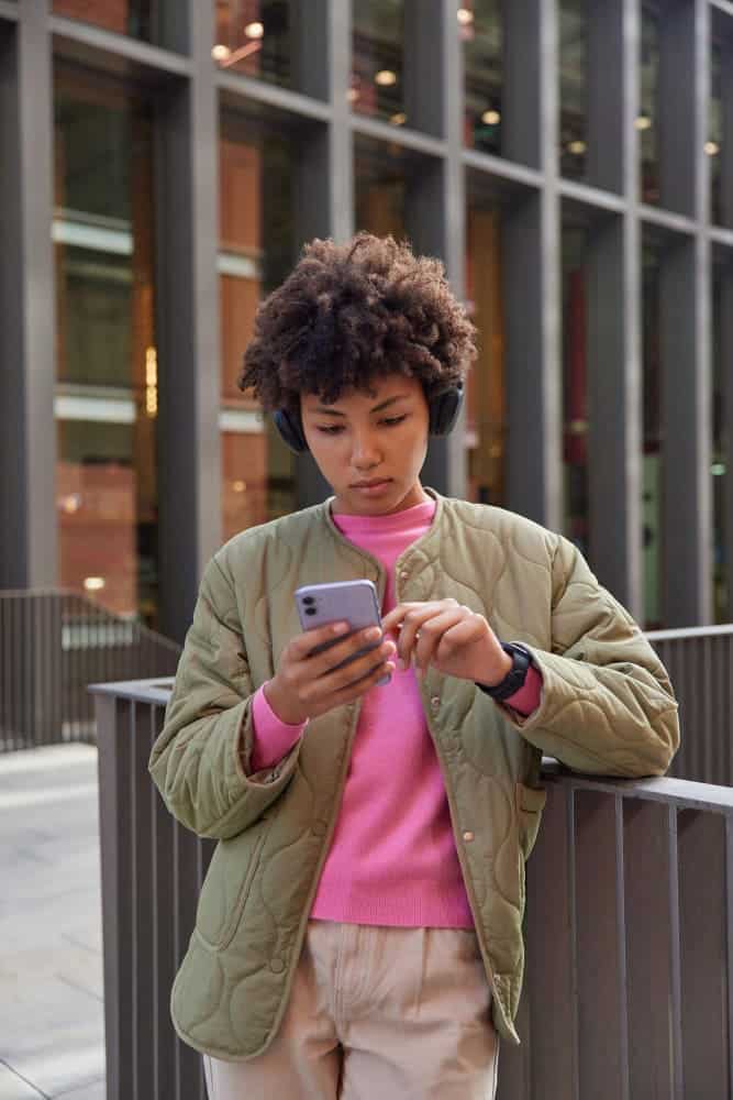 Une habitante cherche sur son téléphone la mairie qui propose le rendez-vous le plus proche