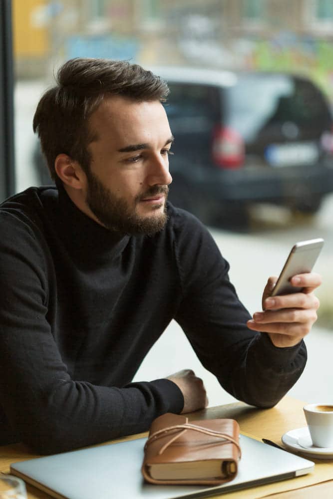 Un citoyen prend rendez-vous en ligne depuis son téléphone
