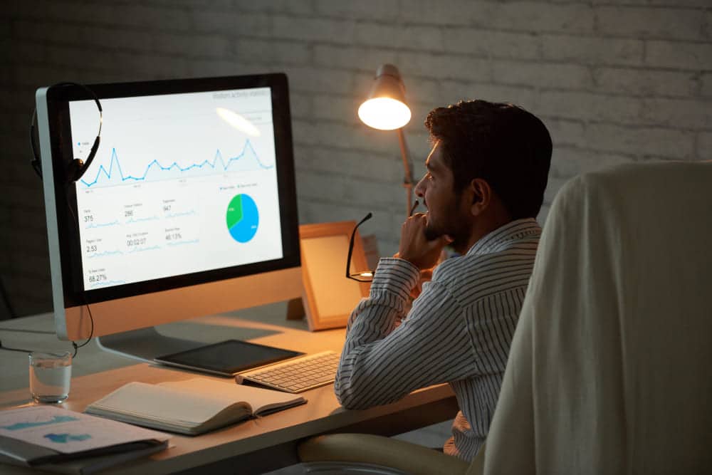 Un agent analyse des graphiques sur son écran